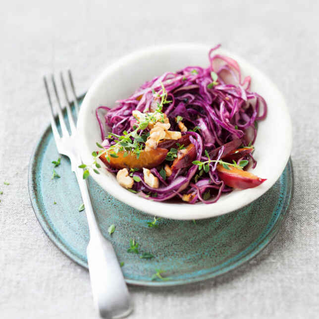 Rotkohlsalat mit Birnen und Preiselbeerdressing Rezept | Küchengötter