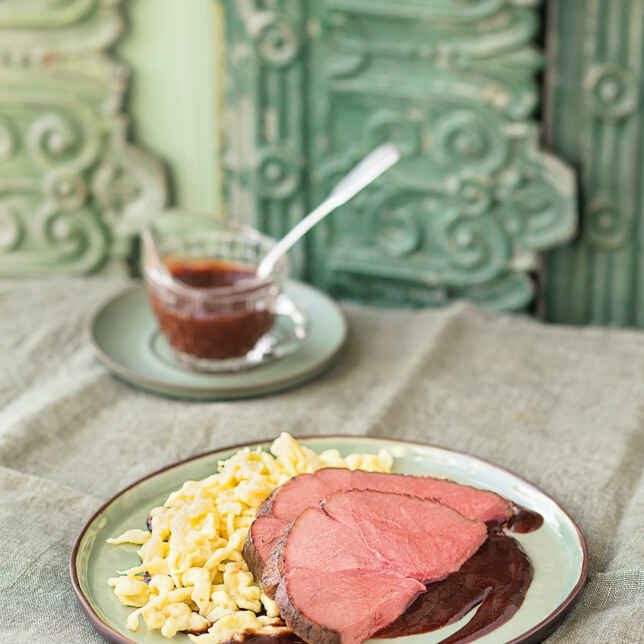 Geschmorter Hirschbraten mit Sahnewirsing Rezept | Küchengötter