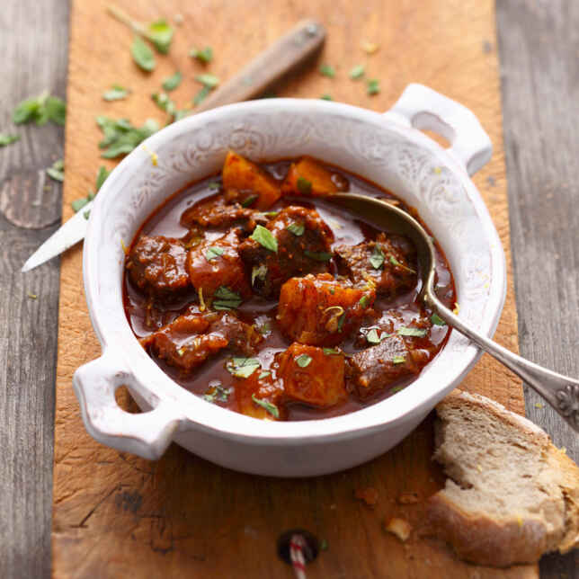 Wiener Gulaschsuppe mit Kartoffeln und Majoran Rezept | Küchengötter