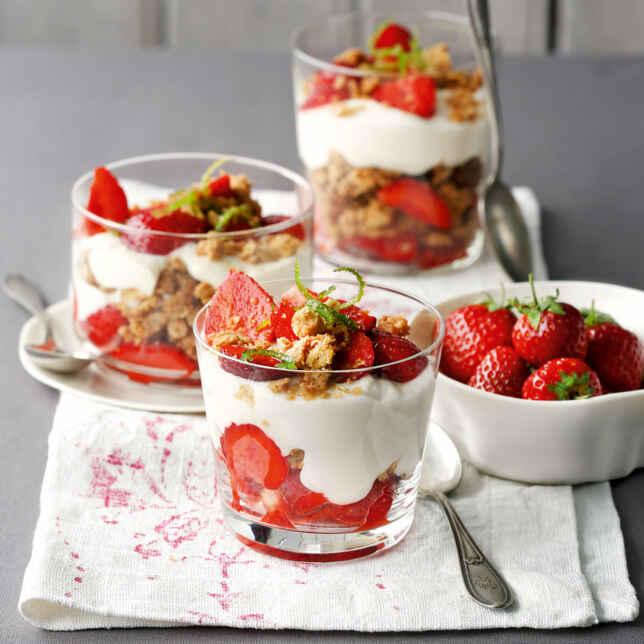 Veganes Trifle mit Erdbeeren und Kokoscreme Rezept | Küchengötter