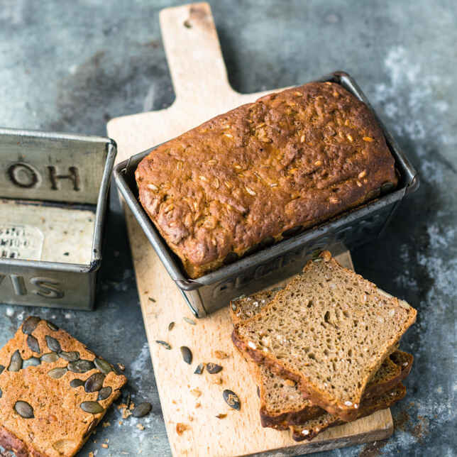 Dinkel-Mehrkornbrot mit Kernen Rezept | Küchengötter