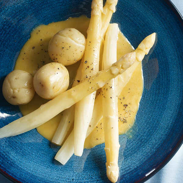 Spargel mit grüner Sauce und Mandel-Kartoffeln Rezept | Küchengötter