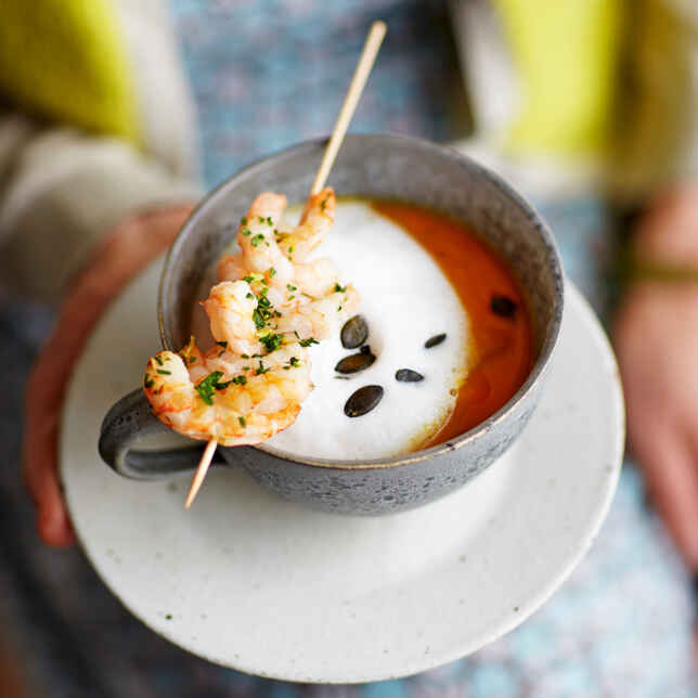 Kürbis-Kokos-Suppe mit Garnelen Rezept | Küchengötter