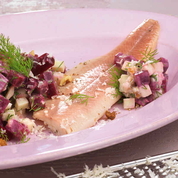 Blattsalat mit Roter Bete und Räucherforelle Rezept | Küchengötter