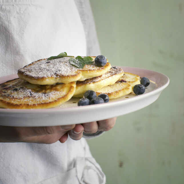 Blaubeerpfannkuchen mit Ahornsirup Rezept | Küchengötter