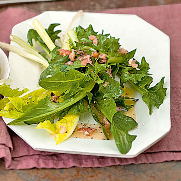 Löwenzahnsalat mit Speck und pochierten Eiern Rezept | Küchengötter