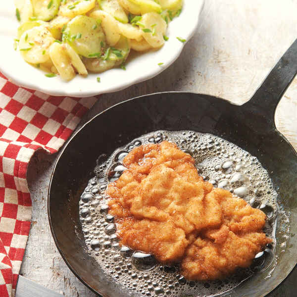 Panierte Schnitzel mit Kartoffel-Gurken-Salat Rezept | Küchengötter