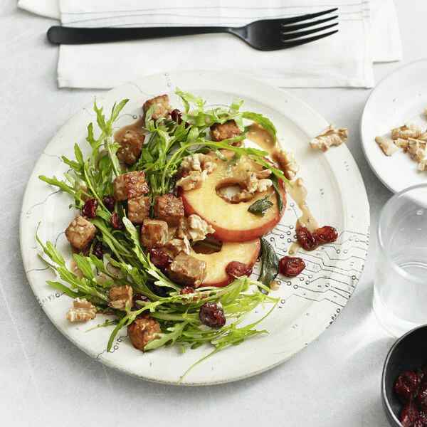 Ziegenkäse im Schinkenmantel auf Rucola-Birnen-Salat Rezept | Küchengötter