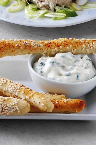 Sesamgrissini mit Schnittlauchdip Sesamgrissini mit Schnittlauchdip