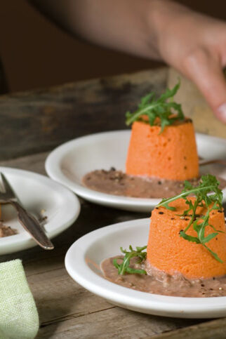 Paprikaflans mit Sardellensauce Paprikaflans mit Sardellensauce