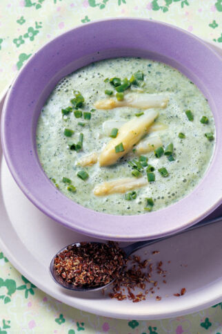 Frühlingskräutersuppe mit Spargel und Leinsamen Frühlingskräutersuppe mit Spargel und Leinsamen