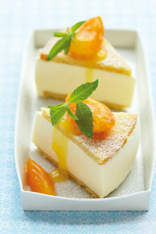 Käsesahnetorte mit Aprikosen-Kompott Käsesahnetorte mit Aprikosen-Kompott