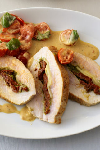 Mit getrockneten Tomaten gefüllte Putenbrust in Weinsauce Mit getrockneten Tomaten gefüllte Putenbrust in Weinsauce