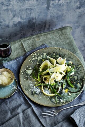 Aglio olio mit Mönchsbart und Schwarzwurzeln Aglio olio mit Mönchsbart und Schwarzwurzeln