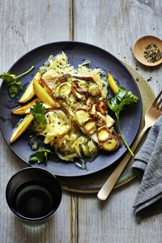 Saibling mit Artischockenkruste auf Sauerkraut und Apfel Saibling mit Artischockenkruste auf Sauerkraut und Apfel