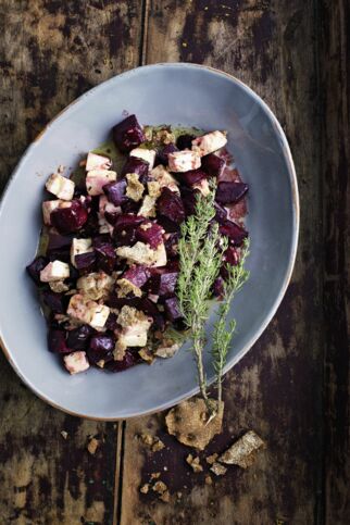 Rote-Bete-Salat mit Knäckebrot und Thymian Rote-Bete-Salat mit Knäckebrot und Thymian