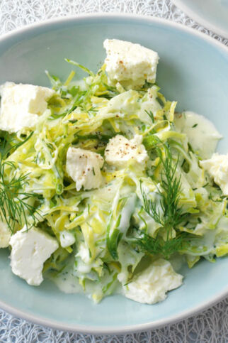 Weißkohlsalat mit Joghurt und Schafkäse Weißkohlsalat mit Joghurt und Schafkäse