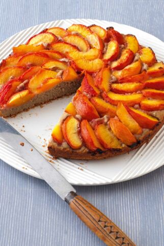 Süßer Hefekuchen mit Nektarinen Süßer Hefekuchen mit Nektarinen