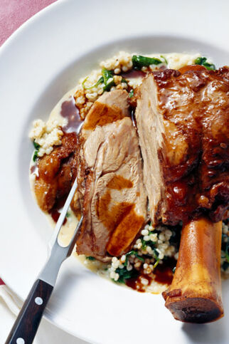 Ganze Kalbshaxe mit Perlgraupengemüse und Spinat Ganze Kalbshaxe mit Perlgraupengemüse und Spinat