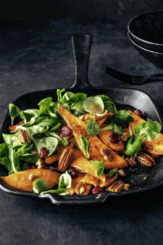 Warmer Süßkartoffelsalat mit Cranberrys und Pecannüssen Warmer Süßkartoffelsalat mit Cranberrys und Pecannüssen