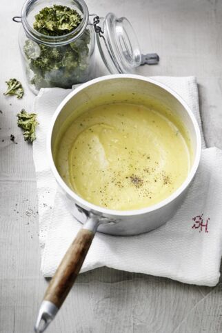 Kartoffelsuppe mit Grünkohl-chips Kartoffelsuppe mit Grünkohl-chips
