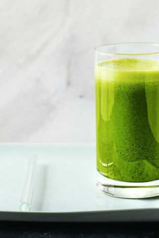 Grünkohlsaft mit Apfel Grünkohlsaft mit Apfel