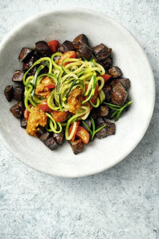 Zucchininudeln mit rotem Pesto und gebratener Leber Zucchininudeln mit rotem Pesto und gebratener Leber