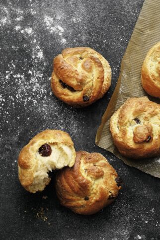 Cranberry-Kokos-Hefeknoten Cranberry-Kokos-Hefeknoten