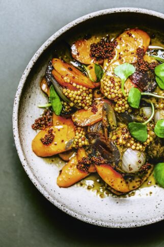 Möhren-Schalotten-Gemüse mit Senfkaviar Möhren-Schalotten-Gemüse mit Senfkaviar