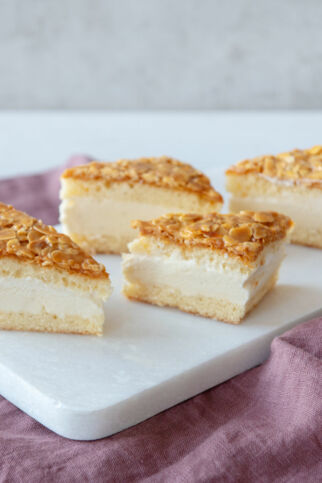 Bienenstich Stücke gefüllt mit Eis Bienenstich-Eissandwich