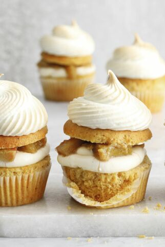 Rhabarber-Cupcakes mit Baiser-Haube Rhabarber-Cupcakes mit Baiser-Haube