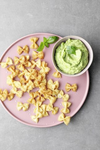 Nudelchips mit Avocadodip Nudelchips mit Avocadodip