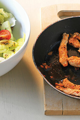 Bunter Salat mit Putenstreifen Bunter Salat mit Putenstreifen