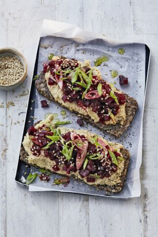 Stullen mit Hummus und Rote-Bete-Tatar Stullen mit Hummus und Rote-Bete-Tatar