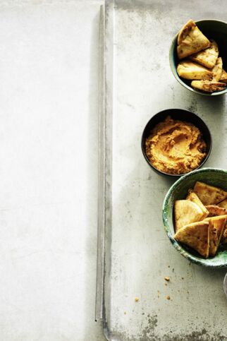Pita-Chips mit Tomatenhummus Pita-Chips mit Tomatenhummus