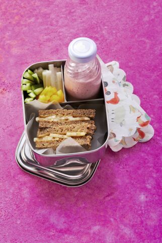 Bananen-Erdnuss-Stulle mit Himbeer-Shake Bananen-Erdnuss-Stulle mit Himbeer-Shake