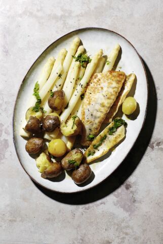 Spargel mit Zander, Kartoffeln und Bärlauchbutter Spargel mit Zander, Kartoffeln und Bärlauchbutter