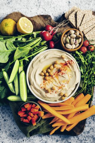 Cremiger Hummus mit Gemüsesticks Cremiger Hummus mit Gemüsesticks