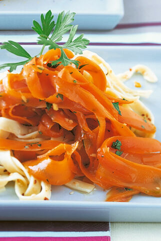 Ingwermöhren mit Nudeln Ingwermöhren mit Nudeln