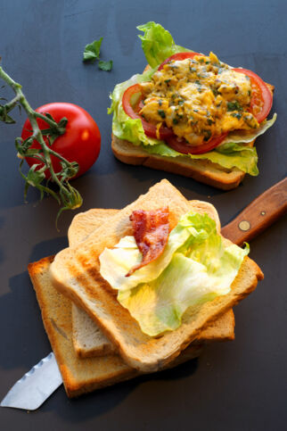 Indian-Club-Sandwich mit Ei und Bacon Indian-Club-Sandwich mit Ei und Bacon