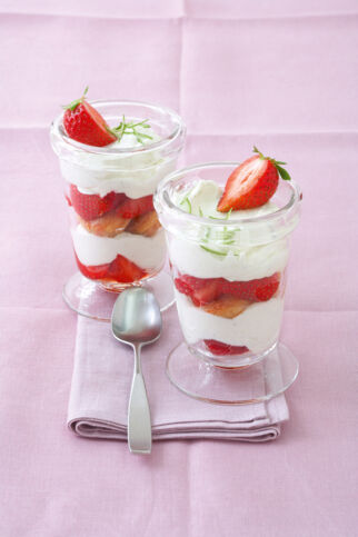 Erdbeer-Mascarpone-Trifle mit Holundersirup Erdbeer-Mascarpone-Trifle mit Holundersirup