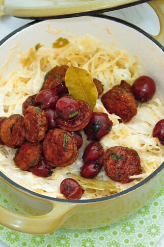 Salsiccia mit Kirschen und Sauerkraut Salsiccia mit Kirschen und Sauerkraut