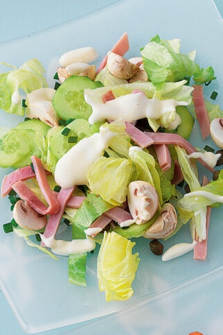 Eisbergsalat mit Pilzen, Gurke und Kochschinken Eisbergsalat mit Pilzen, Gurke und Kochschinken