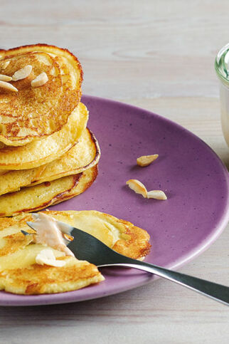 Apfel-Quark-Blini mit Sanddorncreme Apfel-Quark-Blini mit Sanddorncreme