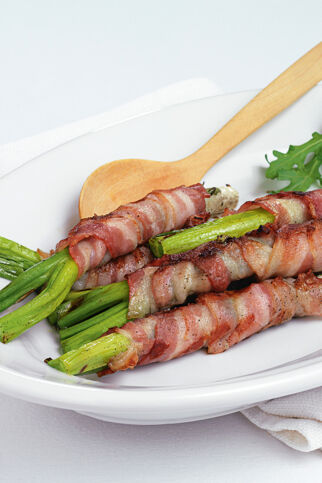 Frühlingszwiebeln in Speck Frühlingszwiebeln in Speck