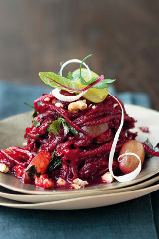 Rote-Bete-Salat mit Cassis-Vinaigrette und grünen Trauben Rote-Bete-Salat mit Cassis-Vinaigrette und grünen Trauben
