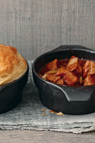 Portionsgulasch mit Blätterteighaube Portionsgulasch mit Blätterteighaube
