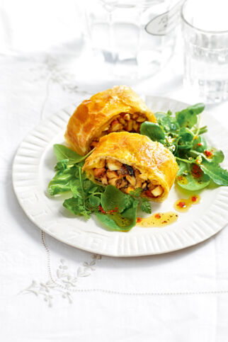 Pilzstrudel auf Wildkräutersalat Pilzstrudel auf Wildkräutersalat