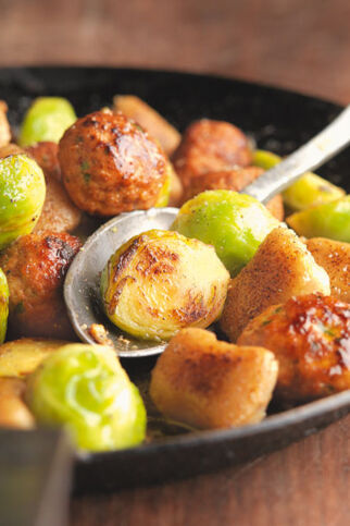 Maronengnocchi mit Kohlsprossen und scharfen Wildschweinbällchen Maronengnocchi mit Kohlsprossen und scharfen Wildschweinbällchen