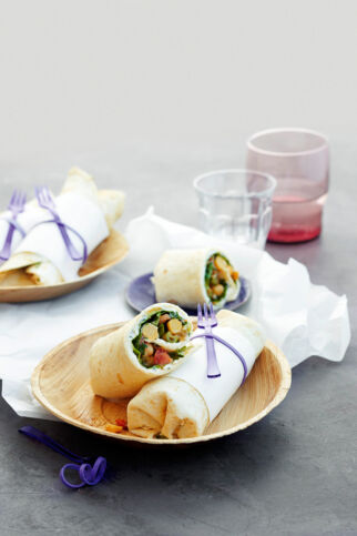 Wraps mit Kichererbsen, Tomaten und Schafskäse Wraps mit Kichererbsen, Tomaten und Schafskäse